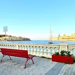Δωμάτια σε οικογενειακή κατοικία Private En-suite With Balcony In Shared Pietà