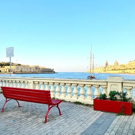 Alloggio in famiglia Private En-suite With Balcony In Shared Pietà