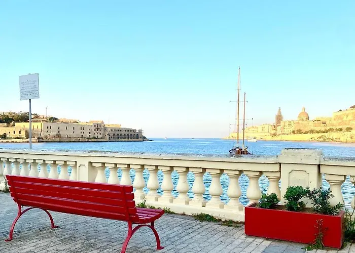 Δωμάτια σε οικογενειακή κατοικία Private En-suite With Balcony In Shared Pietà