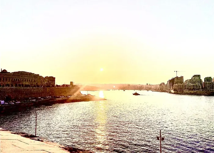 Private En-suite With Balcony In Shared Δωμάτια σε οικογενειακή κατοικία Pietà