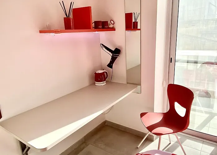 Private En-suite With Balcony In Shared Habitación en casa particular Pietà